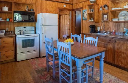 Comfort House | Cypress Creek Cabin Stay for 6 Access to Pool Hot Tub