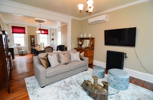 Ashfield House | Däs Barenhaus on Broadway (4 Master Bedrooms)