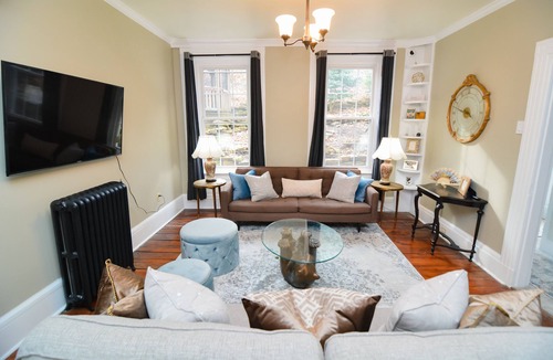 Ashfield House | Däs Barenhaus on Broadway (4 Master Bedrooms)