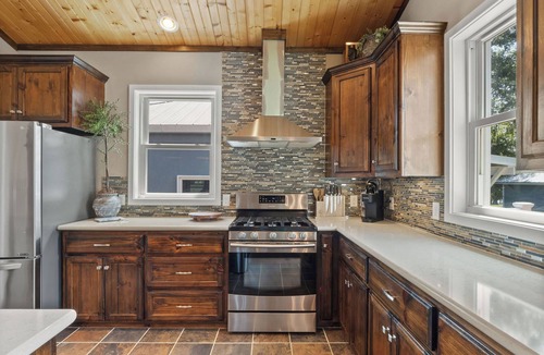 Negreet House | Déjà Blue, Wi-fi, Pier, Stunning Views, Cozy Neighborhood