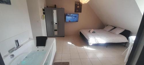 Deols Apartment | Déols studio balnéo 2-4 pers - wifi - parking