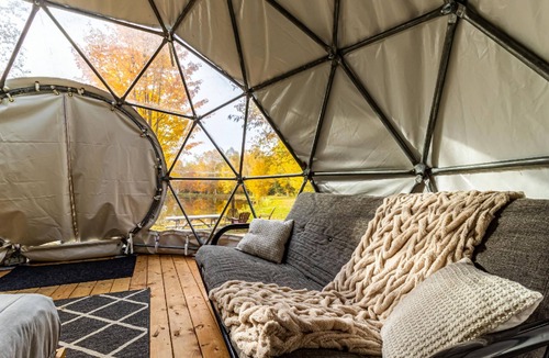 Notre-Dame-Auxiliatrice-de-Buckland Ski Chalet | Dôme Forestier: Glamping, nature, stars, comfort, shared kitchen, CITQ304716.