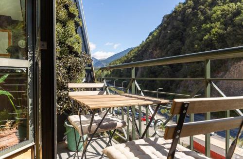 Santa Coloma d'Andorra Apartment | Dúplex Artístico con Terraza I 10 min del Centro I AndStay