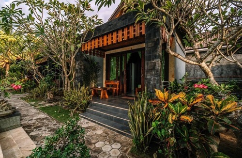 Jungut Batu House | D & B Bungalow Hut Lembongan by WizZeLa