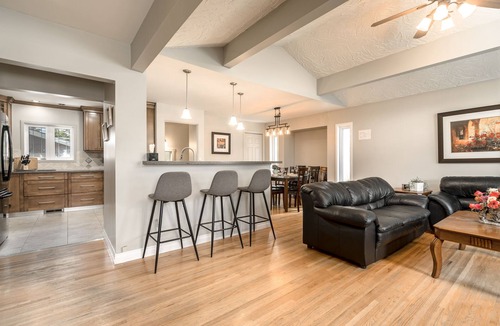 Haysboro House | D@home Entire &Family by Glenmore Reservoir/Heritage Park/Rockview Hospital