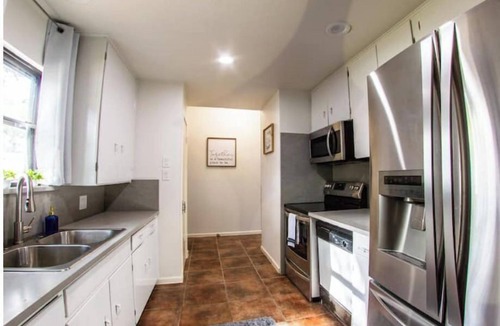 Ingram Hills House | D' Retreat! Spacious, Dog friendly, Pool, Sleeps14