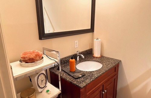 Cabbagetown Apartment | D.T Toronto , room