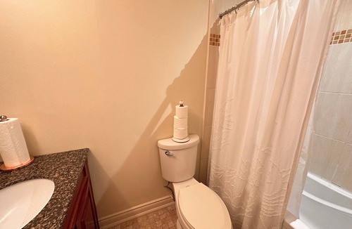 Cabbagetown Apartment | D.T Toronto , room