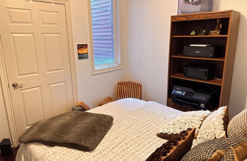Cabbagetown Apartment | D.T Toronto , room