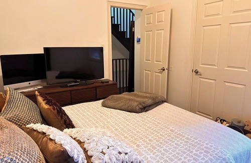 Cabbagetown Apartment | D.T Toronto , room