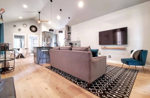 Fletcher Place House | D-town Indy w/HotTub,FirePit