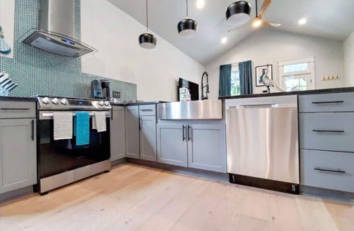 Fletcher Place House | D-town Indy w/HotTub,FirePit