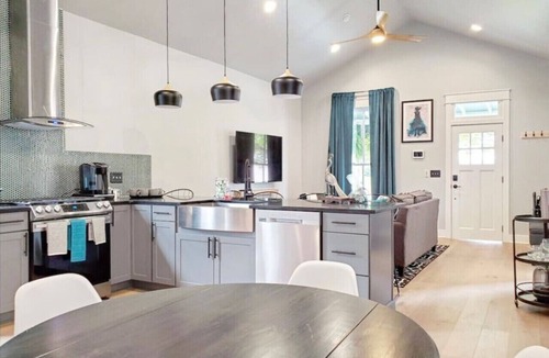 Fletcher Place House | D-town Indy w/HotTub,FirePit