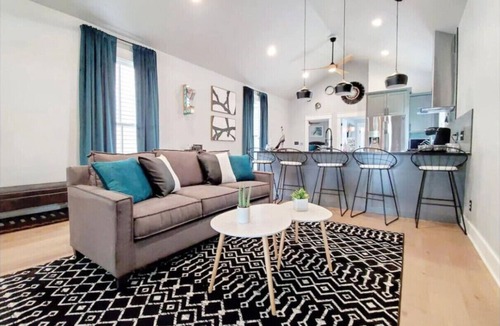 Fletcher Place House | D-town Indy w/HotTub,FirePit