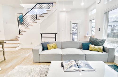 Old East Dallas House | D1 Chill Vibes w Clean Lines Uptown Townhouse w a Rooftop STUNNING Downtown View