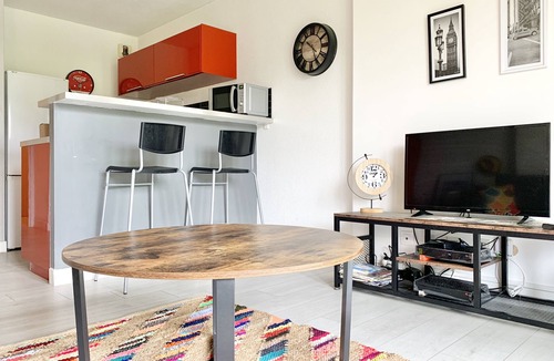 Secteur 1 Apartment | #D1| The red one 💋| Studio sofa bed | Near GEM, train station