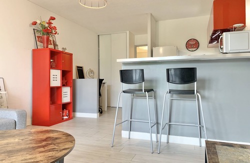 Secteur 1 Apartment | #D1| The red one 💋| Studio sofa bed | Near GEM, train station