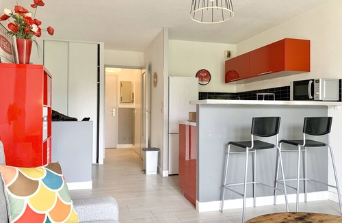 Secteur 1 Apartment | #D1| The red one 💋| Studio sofa bed | Near GEM, train station