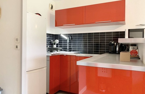 Secteur 1 Apartment | #D1| The red one 💋| Studio sofa bed | Near GEM, train station