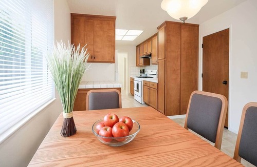 Sunnyvale House | Da-H2 B room (Blue) · Luxury King Bed Room in cent