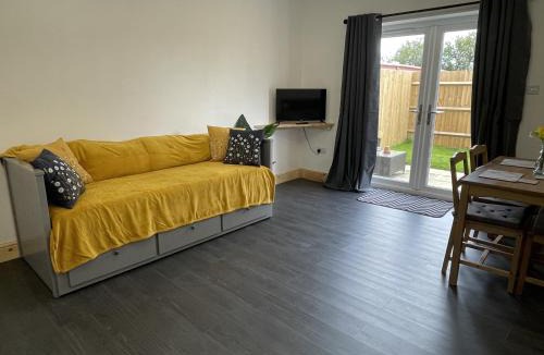 Earls Barton House | Daffodil