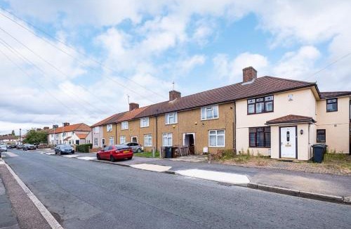 Heath Apartment | DAGENHAM 3 and 4 BEDROOMS 2BATHS with Parking