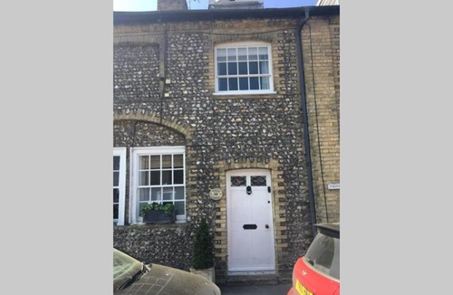 Arundel House | Daisy Cottage