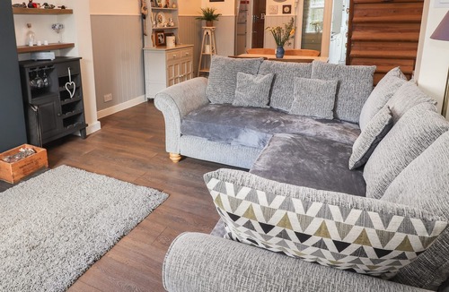 Leek Cottage | DAISY COTTAGE, pet friendly, with open fire in Cheddleton