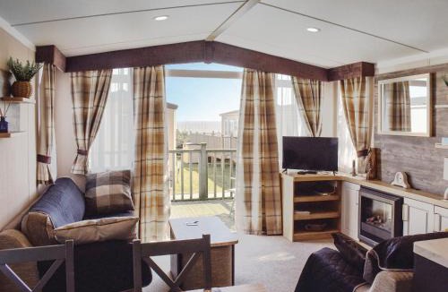 Corton House | Daisy