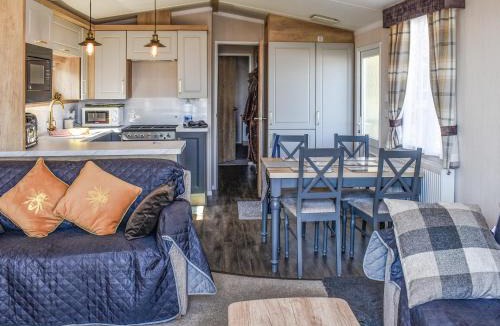 Corton House | Daisy