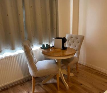 Oakleigh House | Daisy