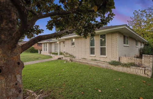 Oak Cliff House | Dallas 3BR, Fiber Internet + Big Yard, Sleeps 7-8