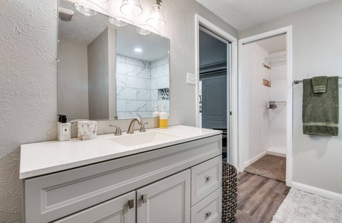 Oak Cliff House | Dallas 3BR, Fiber Internet + Big Yard, Sleeps 7-8