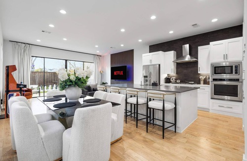 Oak Lawn House | Dallas 6BR | Game Room + Yard | Sleeps 16
