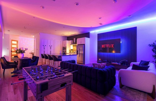 Oak Lawn House | Dallas 6BR | Game Room + Yard | Sleeps 16