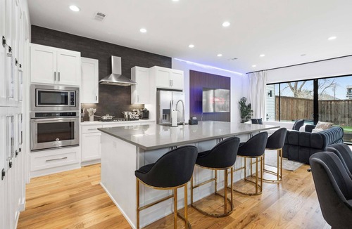 Oak Lawn House | Dallas 6BR | Game Room + Yard | Sleeps 16