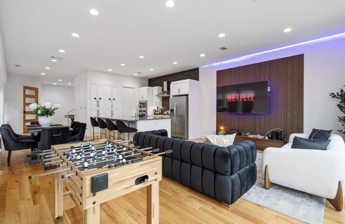 Oak Lawn House | Dallas 6BR | Game Room + Yard | Sleeps 16