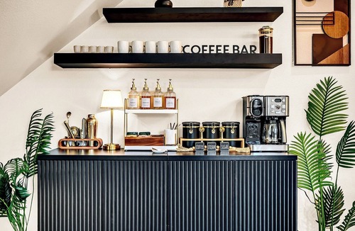 Cedar Crest House | Dallas escape - Rooftop + Hot tub - Vintage Arcade