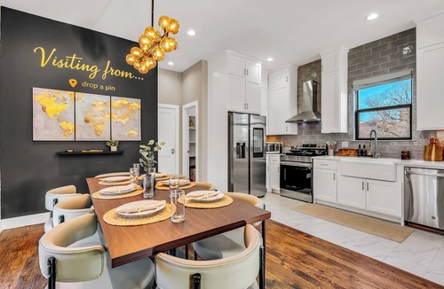 Cedar Crest House | Dallas escape - Rooftop + Hot tub - Vintage Arcade
