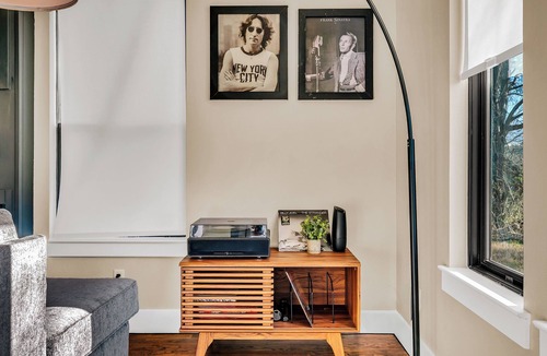 Cedar Crest House | Dallas escape - Rooftop + Hot tub - Vintage Arcade