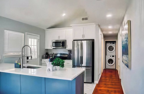 Old East Dallas House | Dallas Getaway w/ Hot Tub, Fire Pit & Detached Suite