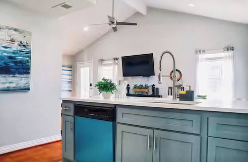 Old East Dallas House | Dallas Getaway w/ Hot Tub, Fire Pit & Detached Suite