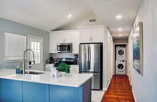 Old East Dallas House | Dallas Getaway w/Hot Tub, Fire Pit & Detached Suite