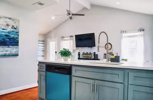 Old East Dallas House | Dallas Getaway w/Hot Tub, Fire Pit & Detached Suite