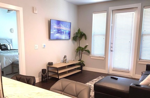 Farmers Branch Apartment | Dallas Modern Getaway
