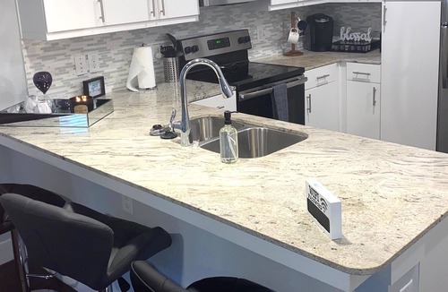 Farmers Branch Apartment | Dallas Modern Getaway