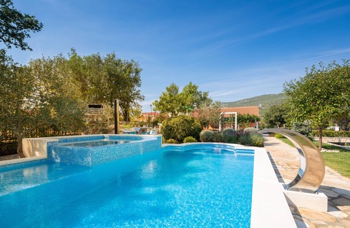 Bristivica House | Dalmatica Moderna - Holiday Home in Trogir Countryside with Heated Pool