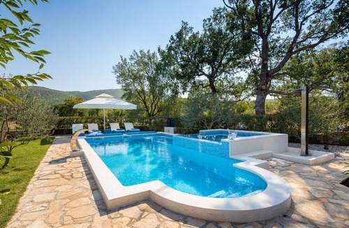 Bristivica House | Dalmatica Moderna - Holiday Home in Trogir Countryside with Heated Pool