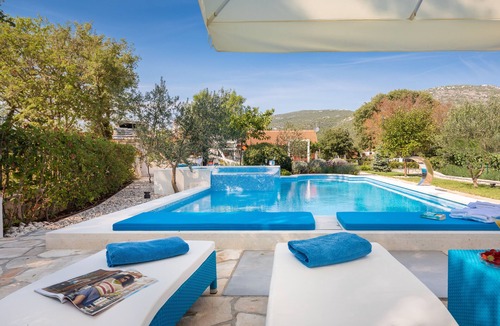 Bristivica House | Dalmatica Moderna - Holiday Home in Trogir Countryside with Heated Pool