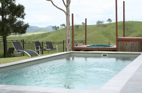 Bowman Farm House | Dam It Getaway Homestead